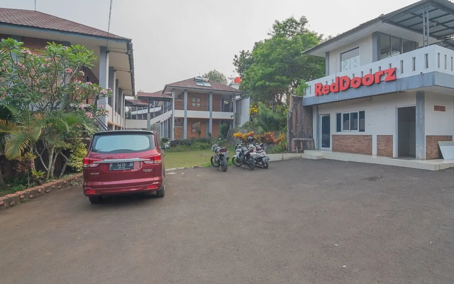 RedDoorz Plus @ Lodaya Gunung Geulis Puncak