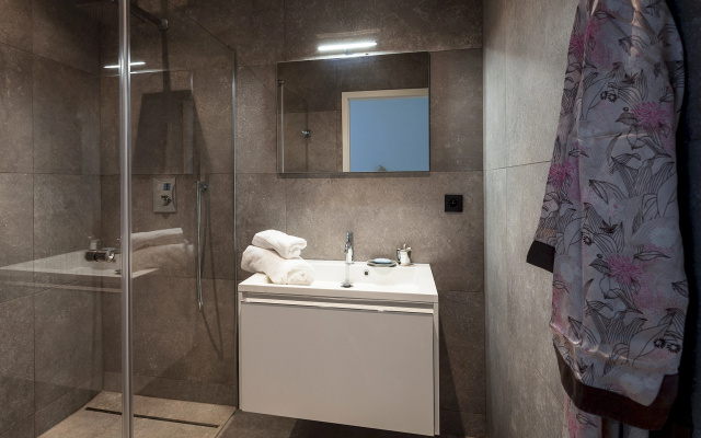 Unit 2 - Modern Smart Home Duplex With Free Parking