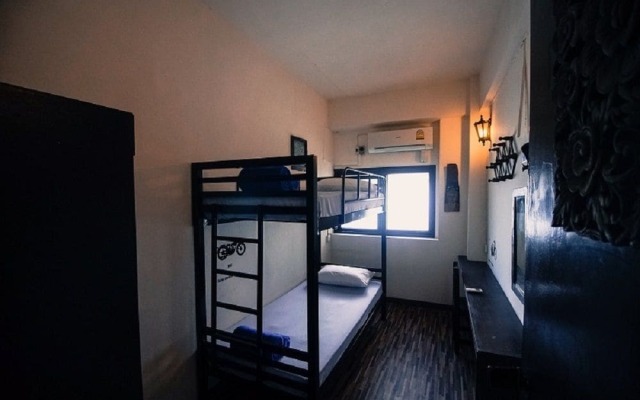 YHA Bangkok Downtown Hostel Silom вид на фасад