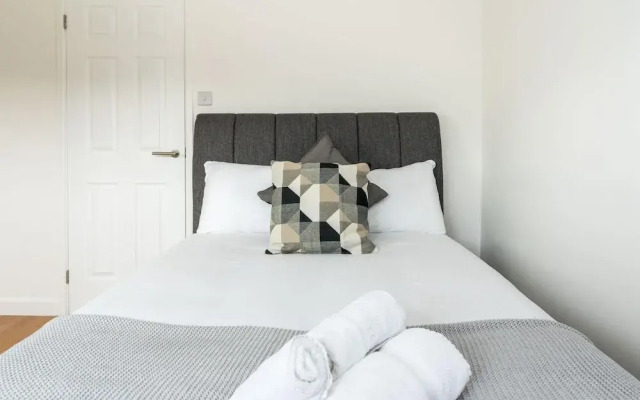 Sleek and Stylish 2BD Home With a Garden Anerley