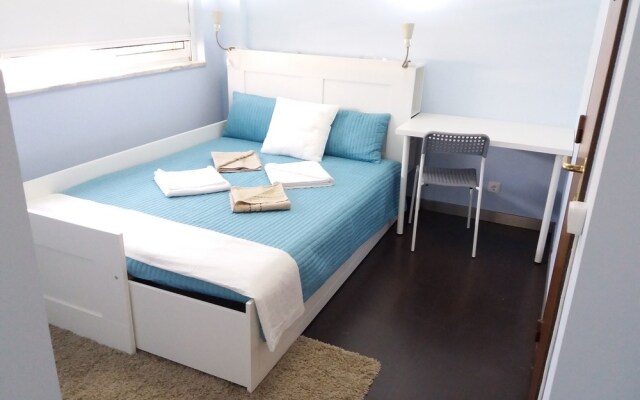 Отель At Ease Inn комната для гостей