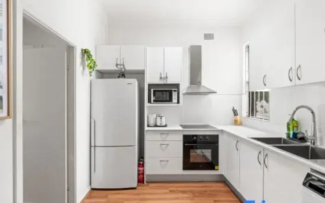 Cozy & Well-Located Room – Steps from Transit & University