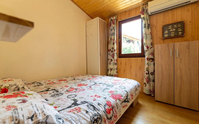 Beautiful Apartment in Maslenica With Jacuzzi, Wifi and 3 Bedrooms