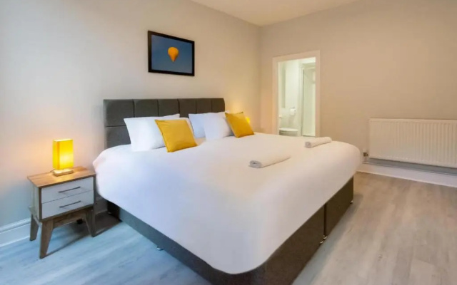 Luxury 2 bedroom Clifton flat with free parking