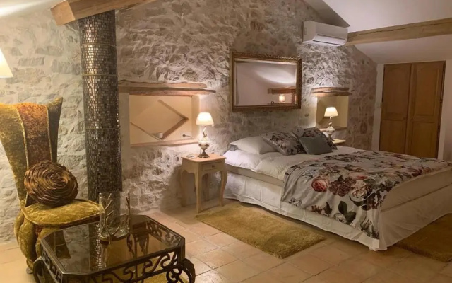 Le Mas Des Roses 1884 (Adults Only)