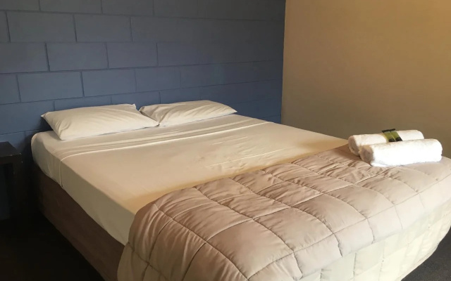 Beachcomber Lodge & Backpacker