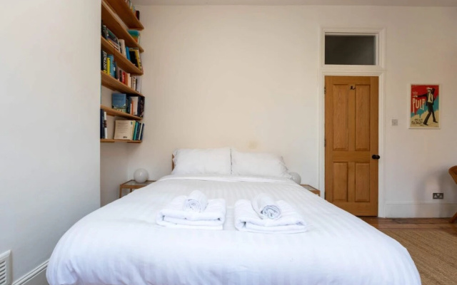 Spacious 2BD Flat By Regents Park & Camden Town!