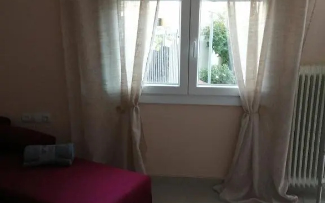 2020 renovated, sunny apartment with yard/garden