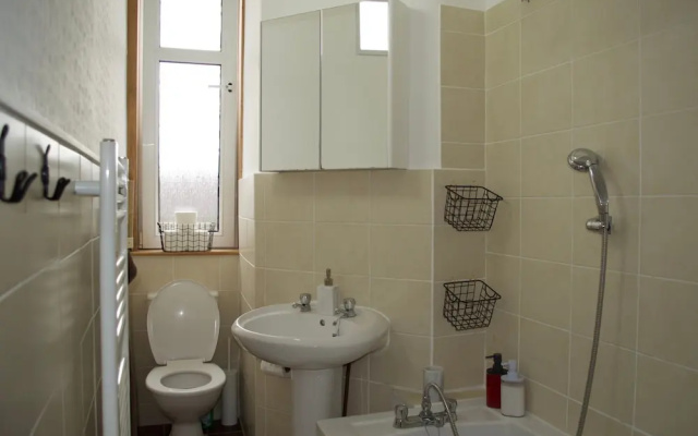 Bright 3 Bedroom Apartment in Bonnington