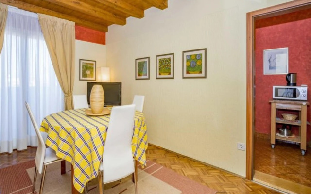 Apartments with Shared Pool Villa Rossella 1