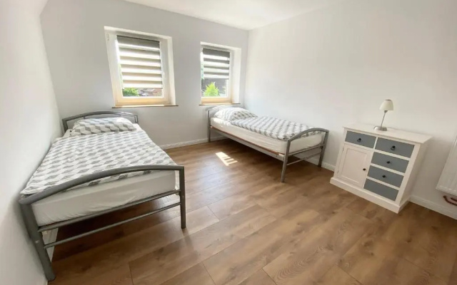 Ferienwohnung mit Balkon und Garten OG