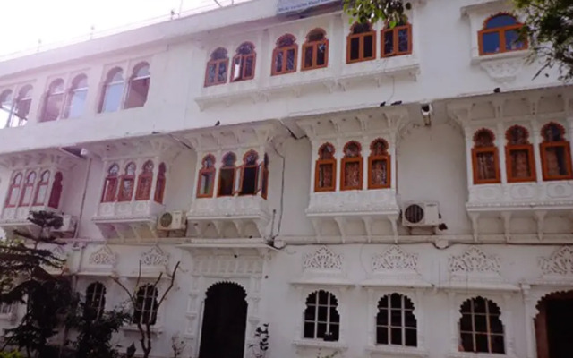 The Lake Haveli