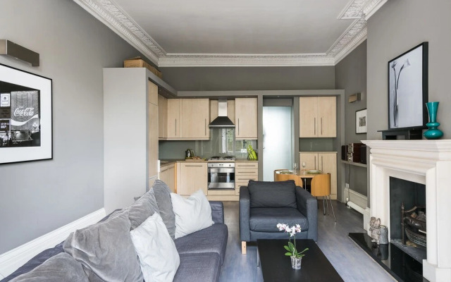 Spacious Period Property Next To Westfield