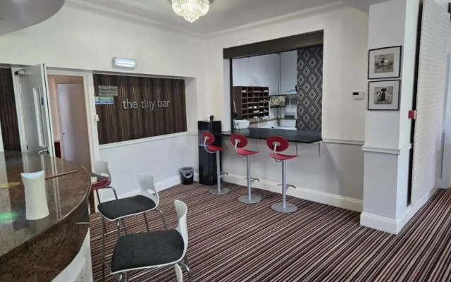 Апарт-отель Maya Hotel Luton