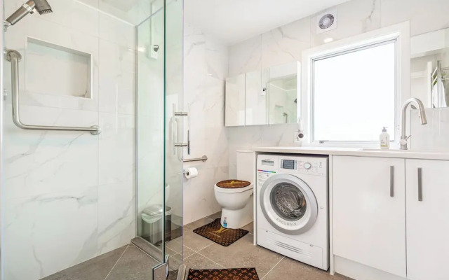 Spacious Renovated 3BR in Ellerslie I Zodiak Stays