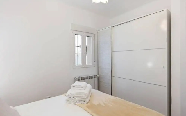 Bright & Modern Two Bed Apartment in Madrid
