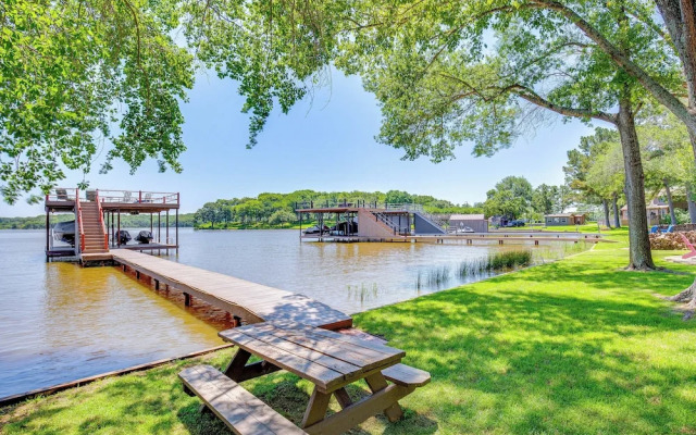 Views & Private Dock: Lakefront Eustace House!