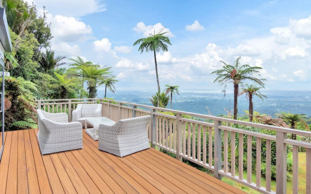 Spectacular Hilltop Retreat near Piha