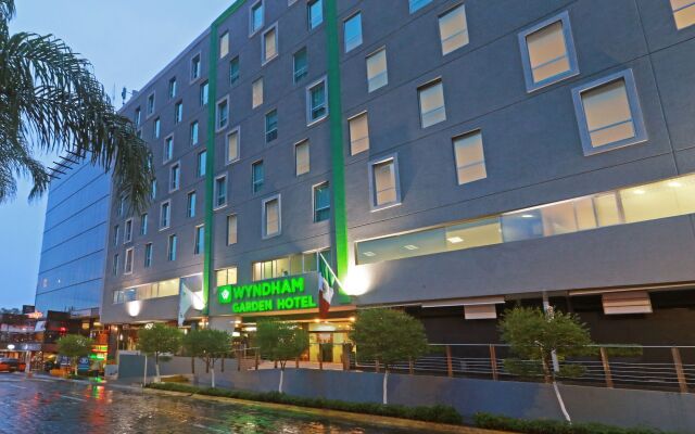 Отель Wyndham Garden Guadalajara Acueducto вид на фасад