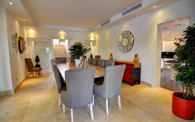 Fantastic 8-bedroom Golf-front Mansion Near the Beach