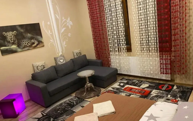 Mandy Rooms