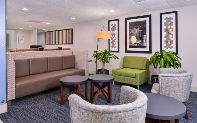 Holiday Inn Express & Suites Elgin By IHG