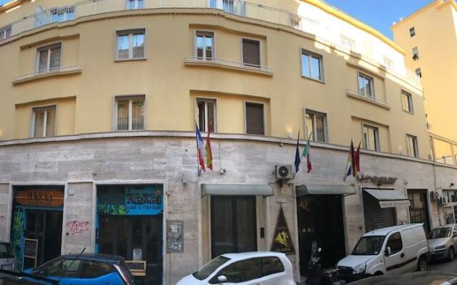 Hotel Pyramid вид на фасад