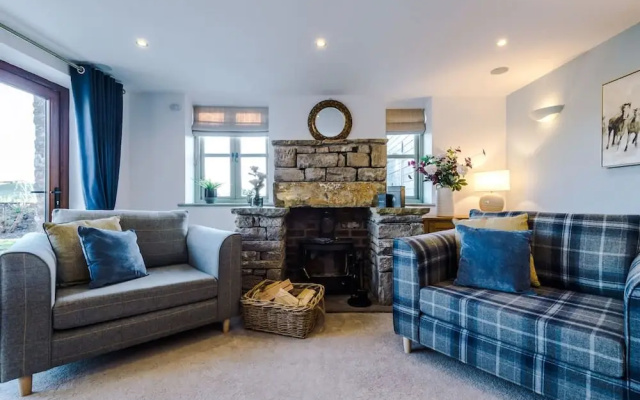 Luxurious Private Home w Hot Tub Log Burner