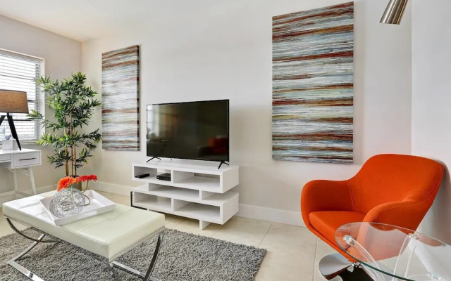 Stylish & Unique 1 BR Designer Waterview APT