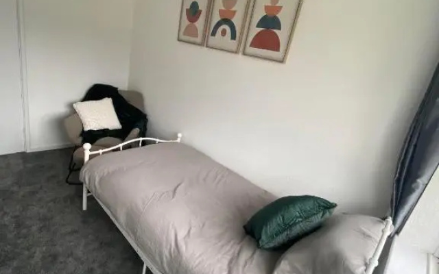Spacious & Modern 3 Bed House