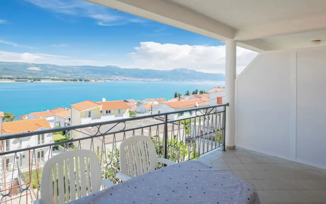 Restful Apartment in Mastrinka near Beach & Town Center