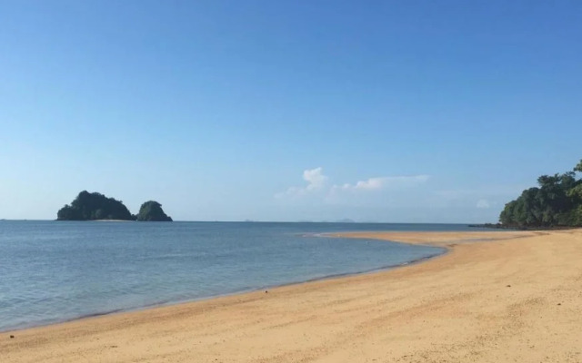 Lom Lae Beach Resort