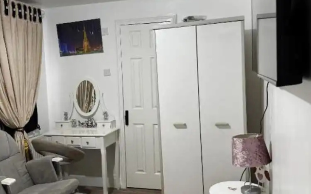 OYO Unique Guestroom - Farnworth, Easy Access to Bolton