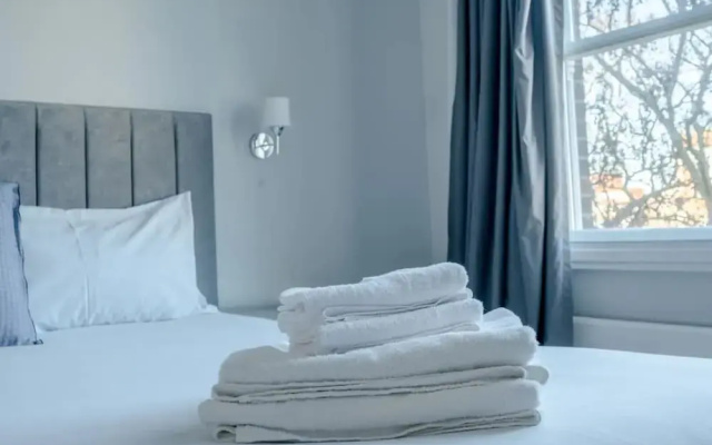Modern and Luxurious 2 Bedroom Flat - Barons Court