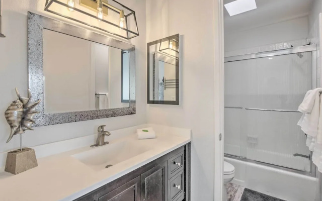 Charming Oceanside Condo w/ Beach & Pool Access!