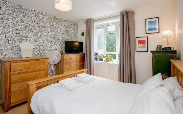 Отель Close To Highbury And Islington 1 Bedroom Flat комната для гостей