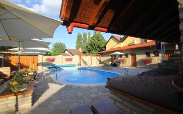 Отель Guest House Vila Alexandar Сербия, Палич - отзывы, цены и фото номеров - забронировать отель Guest House Vila Alexandar онлайн вид на фасад