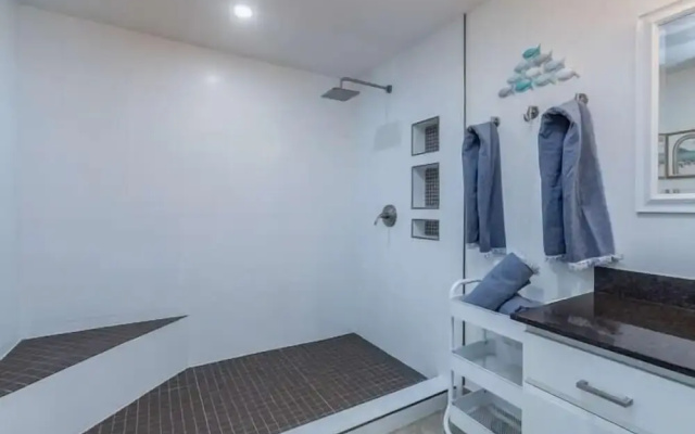 Emmalani 423 1 Bedroom Condo by RedAwning