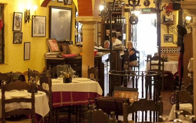 Hermanos Macías Hotel