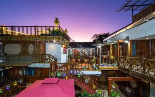 Yuxue Qingcheng Snowview Boutique Inn(御雪晴城·Starrysky日照金山观景美宿（丽江古城大水车店）)