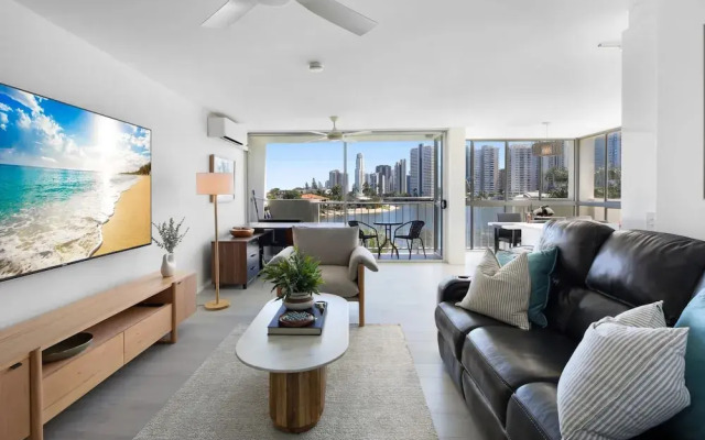 Stylish 2-bed in Surfers Paradise With River Views
