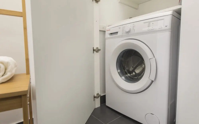 Artistic-White Flat