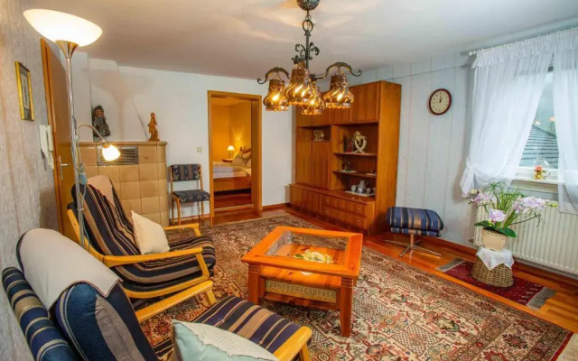 Ferienwohnung-Im-Kelterhaus-Wohnung-Blauer-Salon