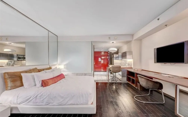 Amazing Modern Strip Views Palms Studio 21306