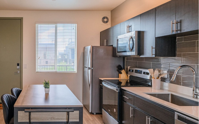 Sleek Stay 4mins to State Farm Stadium