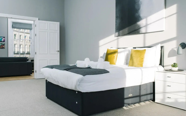 BNBbuddy Apartments - Huge 5* Georgian Apartment - Great Location