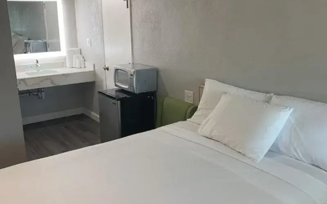 Elmwood Motel