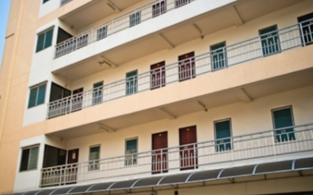 Апартаменты S & P Service Apartment Бангкок вид на фасад