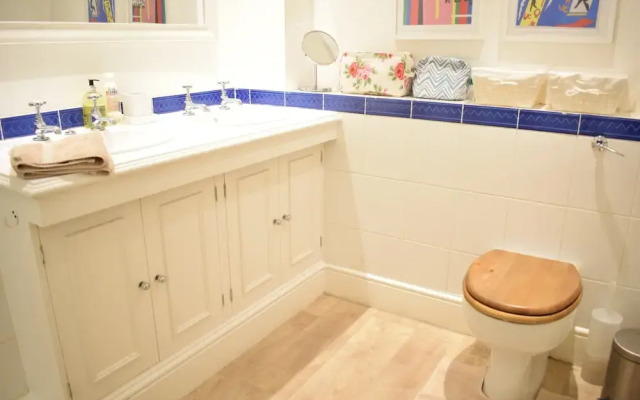 2 Bedroom Flat in Battersea Sleeps 4