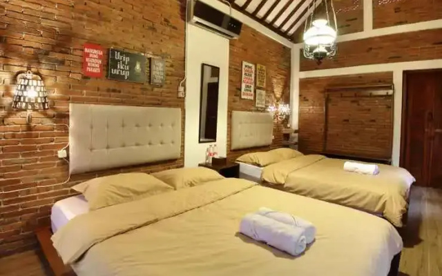 Omah Teras Bata Guesthouse